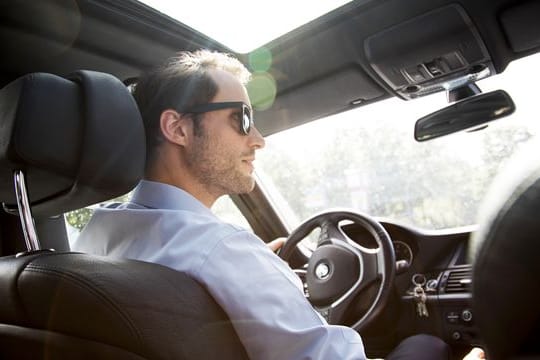 Lieber ein Gaspedalstreichler sein: Wer die ersten Kilometer mit einem neuen Auto auf Vollgas verzichtet, tut dem Fahrzeug und auch seinem Geldbeutel einen Gefallen.