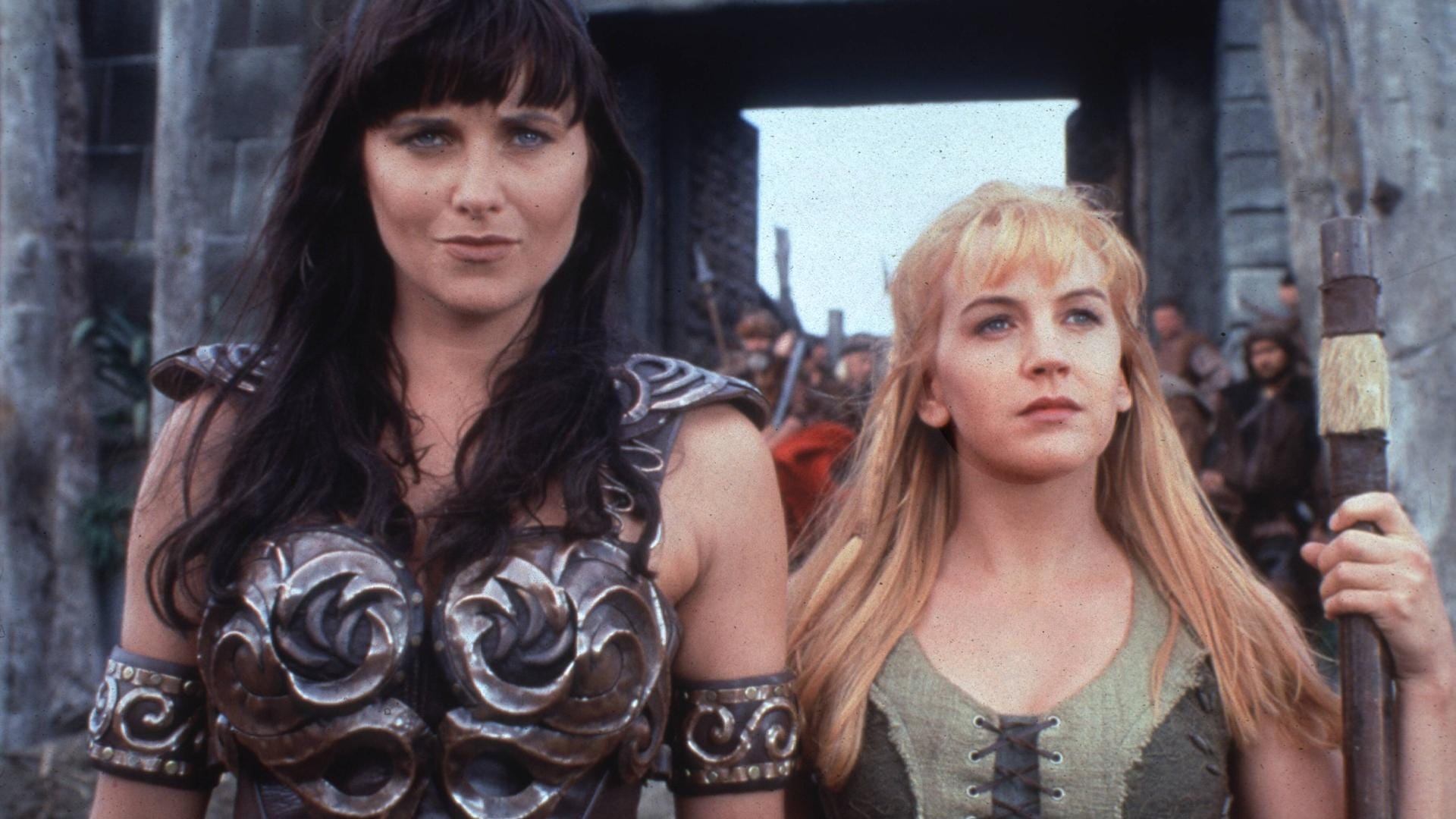 "Xena": Lucy Lawless und Renee O'Connor spielten in 134 Folgen die Freundinnen Xena und Gabrielle.