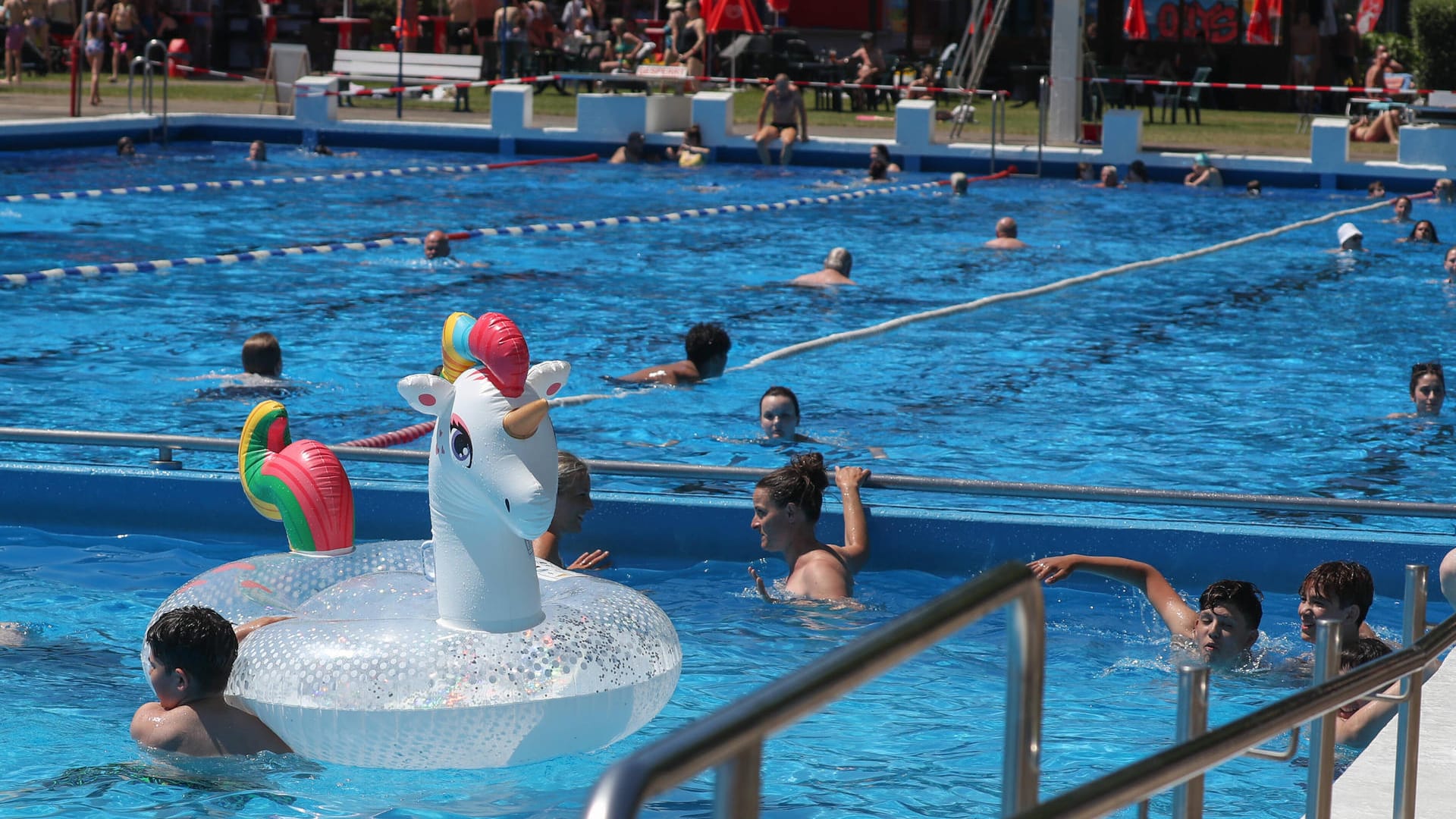 Menschen in einem Freibad (Symbolbild): Die Stadt Wuppertal möchte Kindern und Jugendlichen einen freien Eintritt ins Freibad ermöglichen. Menschen in einem Freibad (Symbolbild): Die Stadt Wuppertal möchte Kindern und Jugendlichen einen freien Eintritt ins Freibad ermöglichen.