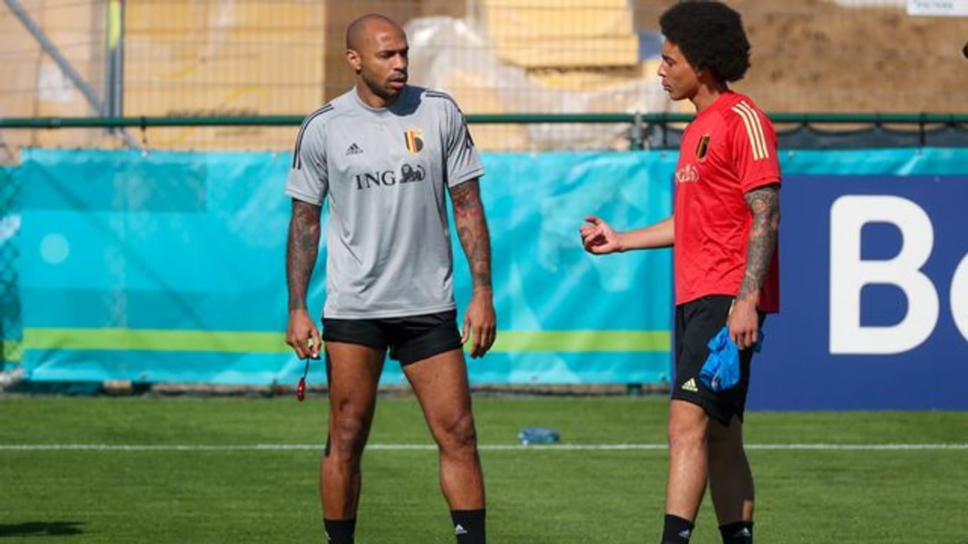 Assistenztrainer Thierry Henry spricht mit Axel Witsel während einer Trainingseinheit der belgischen Nationalmannschaft.
