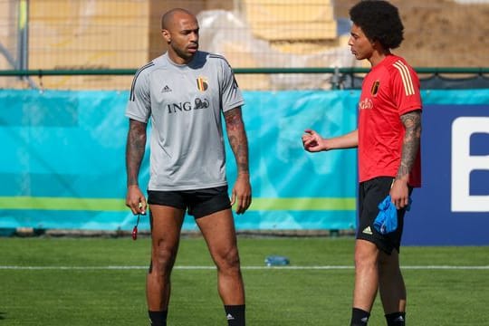 Assistenztrainer Thierry Henry spricht mit Axel Witsel während einer Trainingseinheit der belgischen Nationalmannschaft.