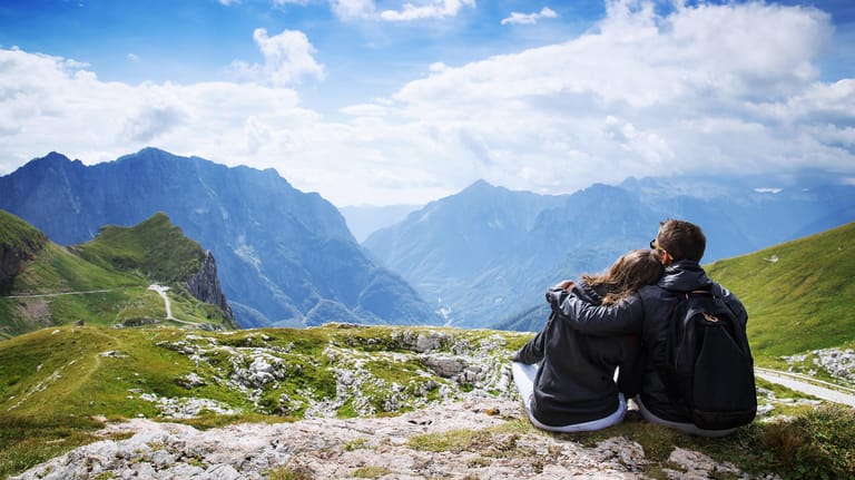 Paar in den slowenischen Alpen (Symbolbild): Schöne Natur gibt es für Bergfreunde in Slowenien auch für den schmalen Geldbeutel.