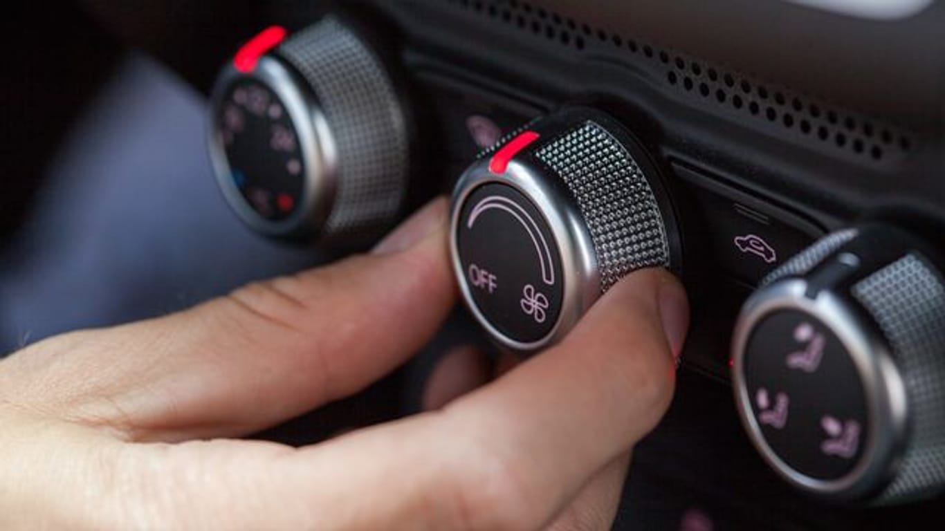 Clever cool bleiben: Die Klimaanlage im Auto stellt man besser nicht zu kalt ein.