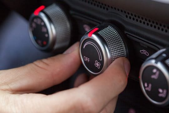 Clever cool bleiben: Die Klimaanlage im Auto stellt man besser nicht zu kalt ein.