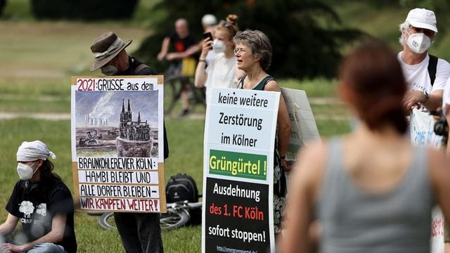 Demonstranten mit Transparenten Demonstranten mit Transparenten