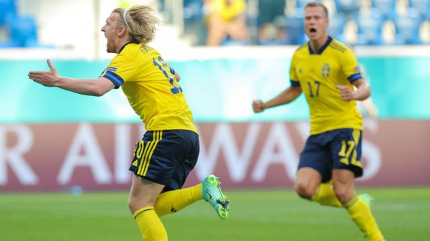 Schwedens Emil Forsberg jubelt nach seinem Elfmetertreffer zur 1:0-Führung - daneben Mannschaftskamerad Viktor Claesson.