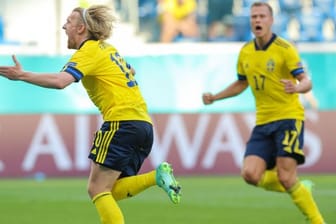 Schwedens Emil Forsberg jubelt nach seinem Elfmetertreffer zur 1:0-Führung - daneben Mannschaftskamerad Viktor Claesson.