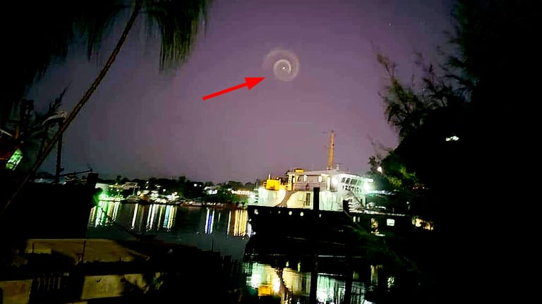 Lichterspirale im Himmel: In Vanuatu staunten Menschen über das Phänomen.