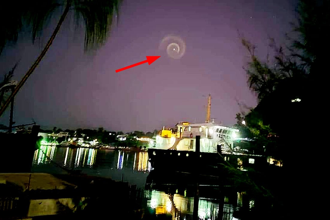 Lichterspirale im Himmel: In Vanuatu staunten Menschen über das Phänomen.