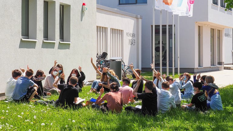 Unterricht draußen: Unterricht im Freien kann das Lernen bei sommerlicher Hitze angenehmer machen, ohne dass Stunden ausfallen müssen.