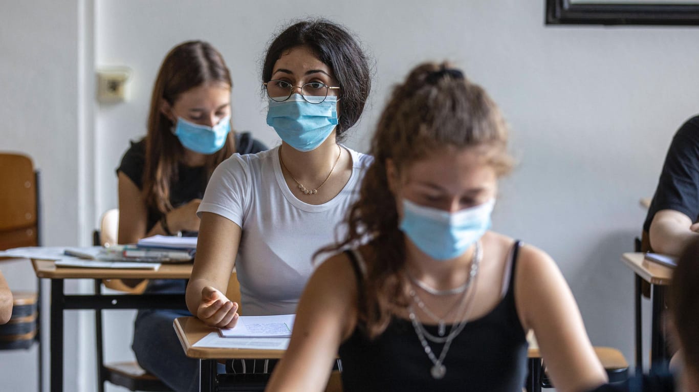Schülerinnen: Für die Oberstufe gibt es üblicherweise kein hitzefrei, Nordrhein-Westfalen macht aufgrund der Maskenpflicht in diesem Jahr jedoch eine Ausnahme.