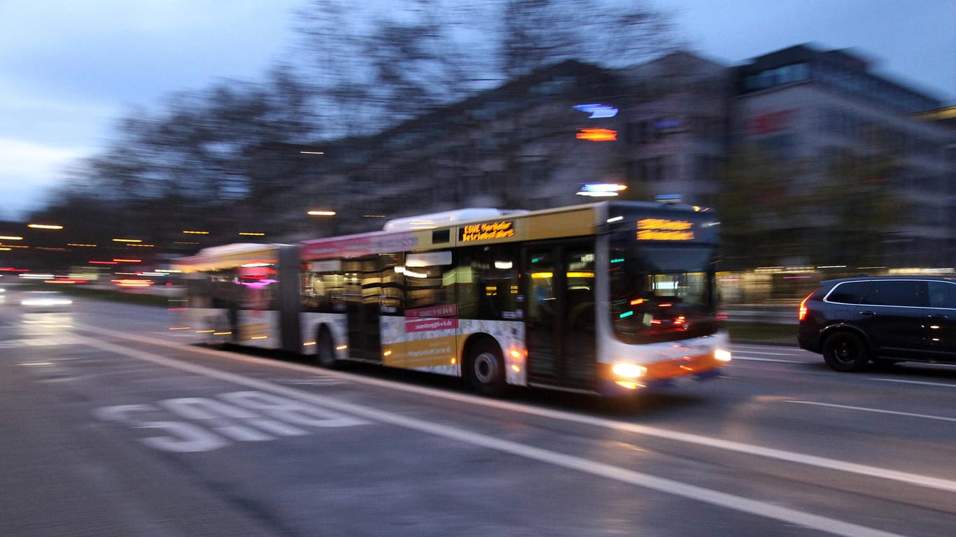 Ein Linienbus (Symbolbild): In der Nähe von Karlsruhe ist ein Linienbus ohne Fahrer losgerollt.