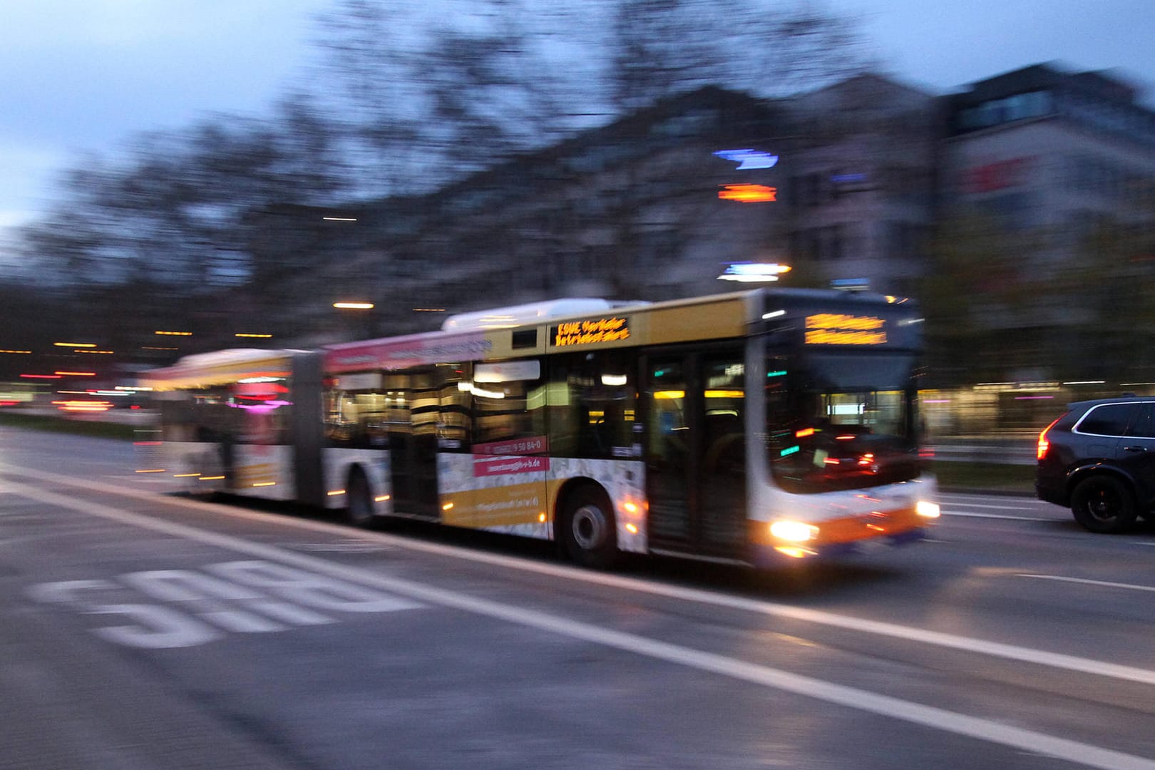 Ein Linienbus (Symbolbild): In der Nähe von Karlsruhe ist ein Linienbus ohne Fahrer losgerollt.