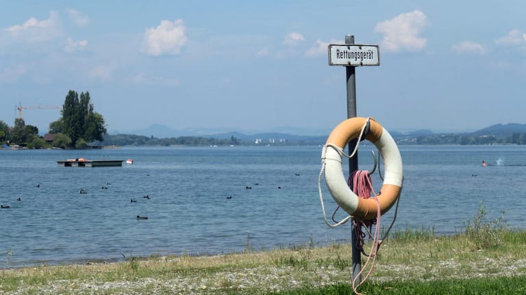 Ein Rettungsring an einem Badesee (Symbolbild): In Mecklenburg-Vorpommern kamen an einem Tag drei Menschen bei Badeunfällen ums Leben.