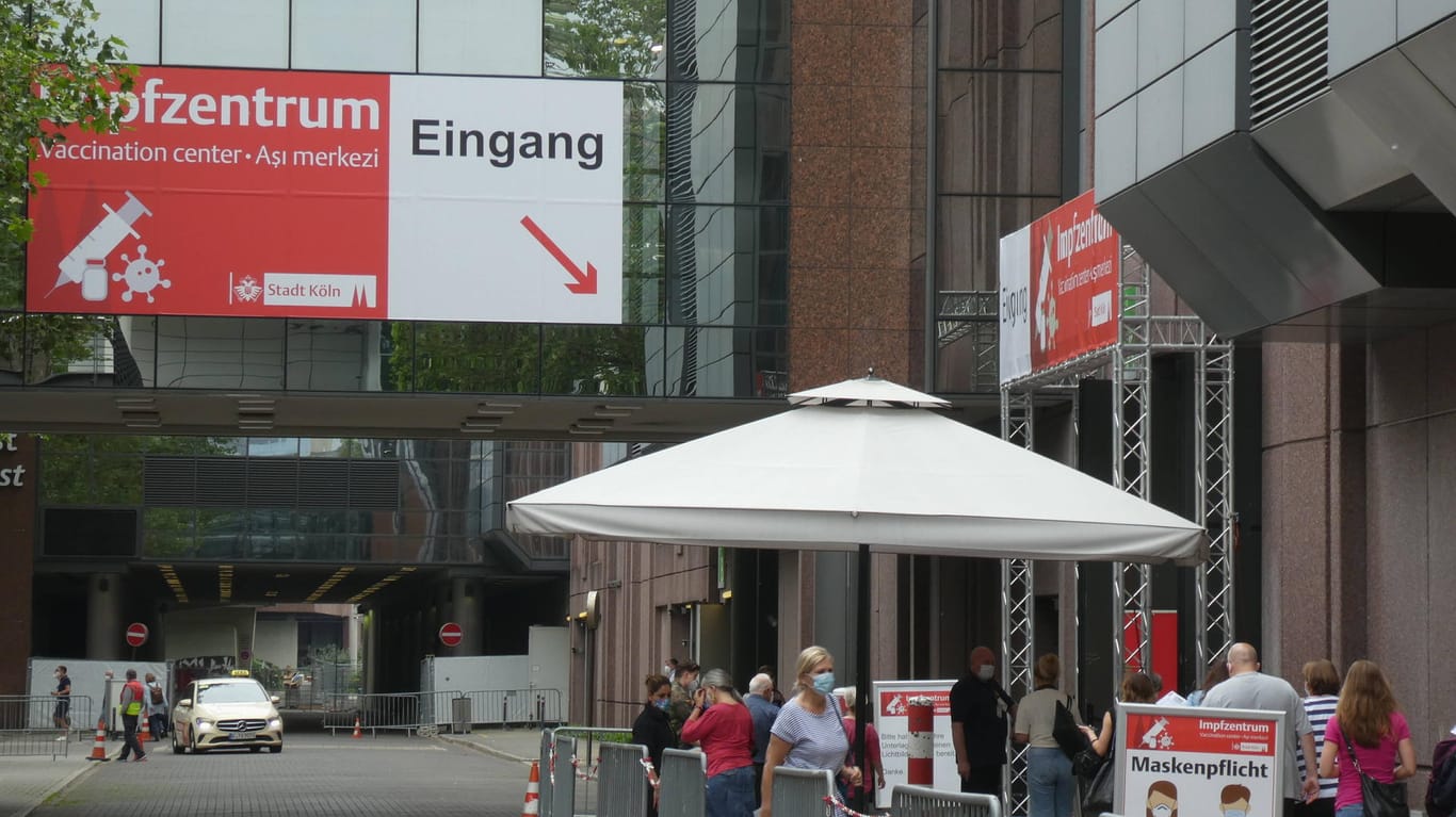 Der Eingang zum Kölner Impfzentrum (Archivbild): Die Anlaufstelle für Impfungen wird der Stadt noch einige Zeit erhalten bleiben.