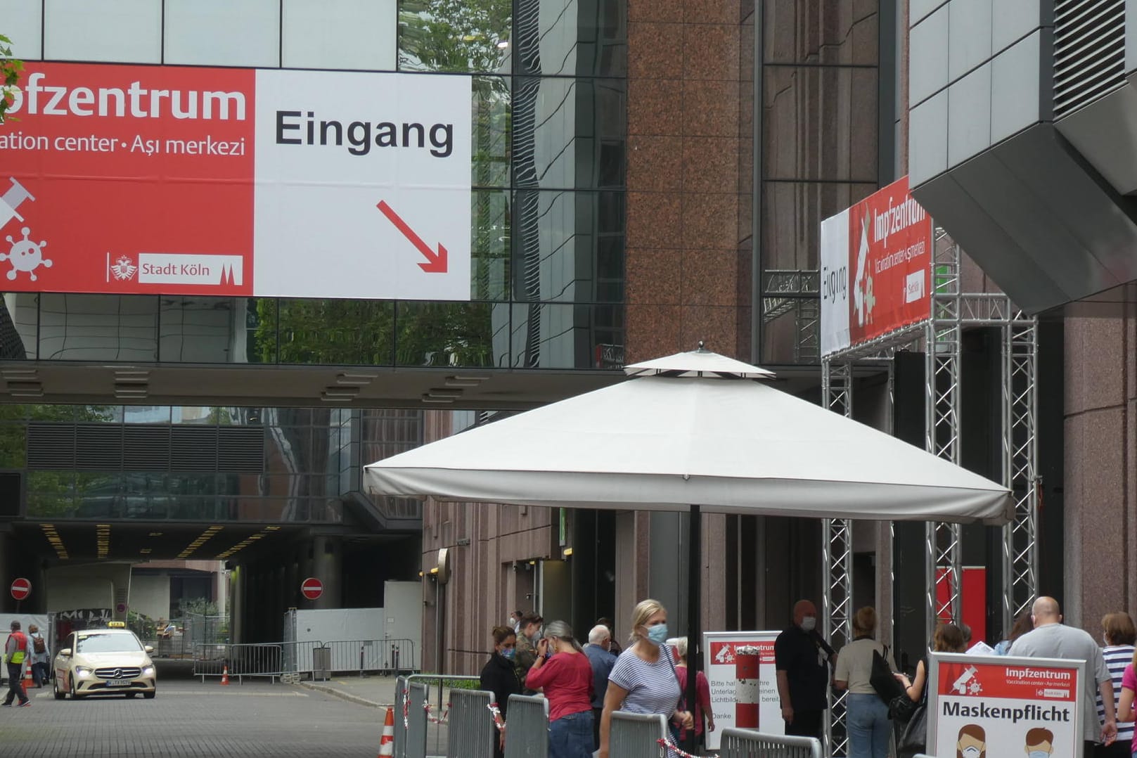 Der Eingang zum Kölner Impfzentrum (Archivbild): Die Anlaufstelle für Impfungen wird der Stadt noch einige Zeit erhalten bleiben.