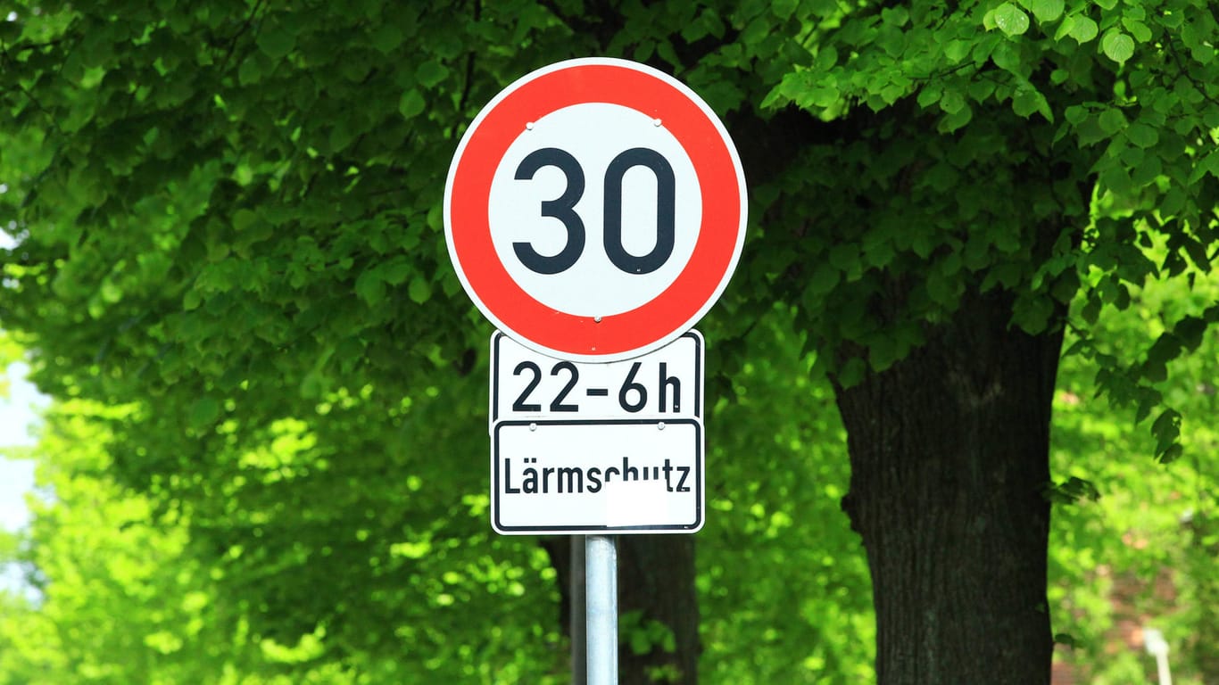 Verkehrszeichen weisen auf eine Tempo-30-Zone hin: Der Berliner Senat prüft, ob es bald mehr von ihnen geben kann.