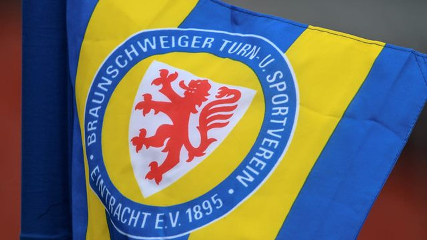 Das Wappen von Eintracht Braunschweig auf der Eckfahne