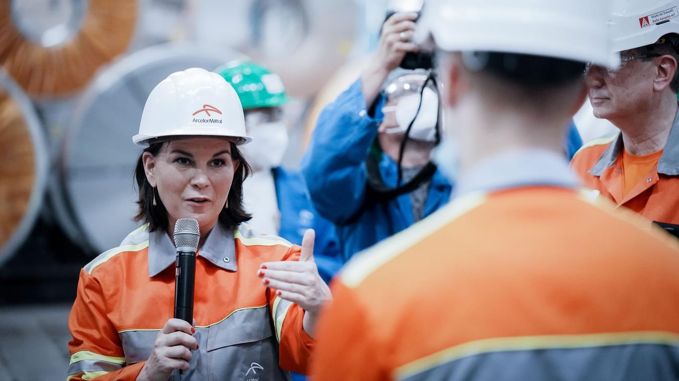 Annalena Baerbock in Eisenhüttenstadt: Während eines Stahlkonzernbesuchs spricht die Grünen-Kanzlerkandidatin mit den Mitarbeitern über deren Bedenken.