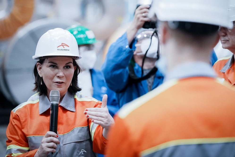 Annalena Baerbock in Eisenhüttenstadt: Während eines Stahlkonzernbesuchs spricht die Grünen-Kanzlerkandidatin mit den Mitarbeitern über deren Bedenken.