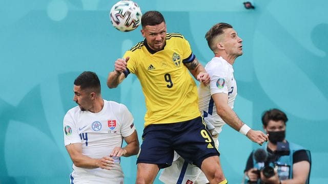 Der Slowake Peter Pekarik (r) im Kopfballduell mit dem Schweden Marcus Berg.