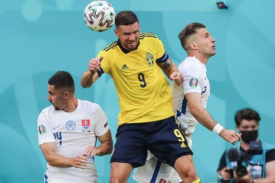 Der Slowake Peter Pekarik (r) im Kopfballduell mit dem Schweden Marcus Berg.