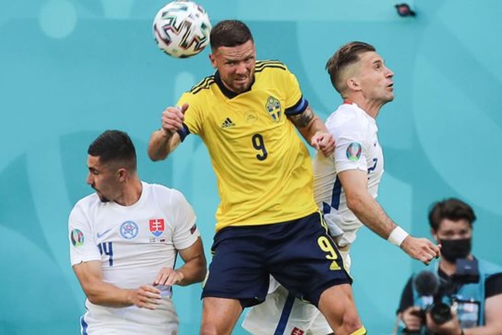 Der Slowake Peter Pekarik (r) im Kopfballduell mit dem Schweden Marcus Berg.
