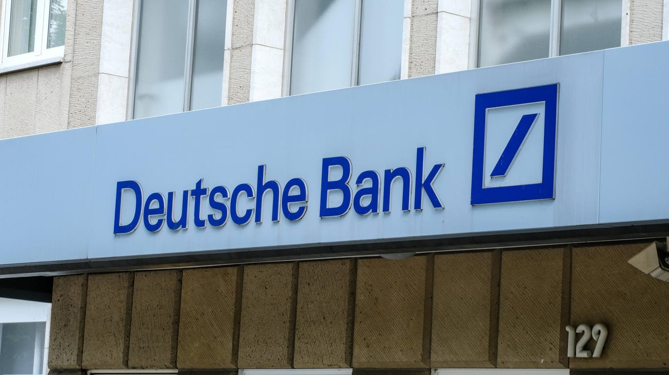 Filiale der Deutschen Bank (Symbolbild): Das Geldhaus prüft, die Grenze für Einlagen ohne Strafzinsen zu senken.