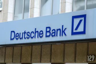 Filiale der Deutschen Bank (Symbolbild): Das Geldhaus prüft, die Grenze für Einlagen ohne Strafzinsen zu senken.