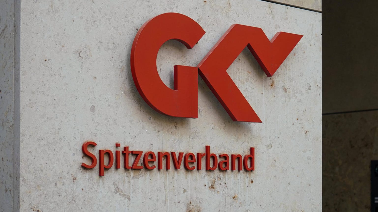 Logo vom Spitzenverband der Gesetzlichen Krankenkassen (Symbolbild): Die Krankenversicherungen mussten ein hohes Minus verkraften.