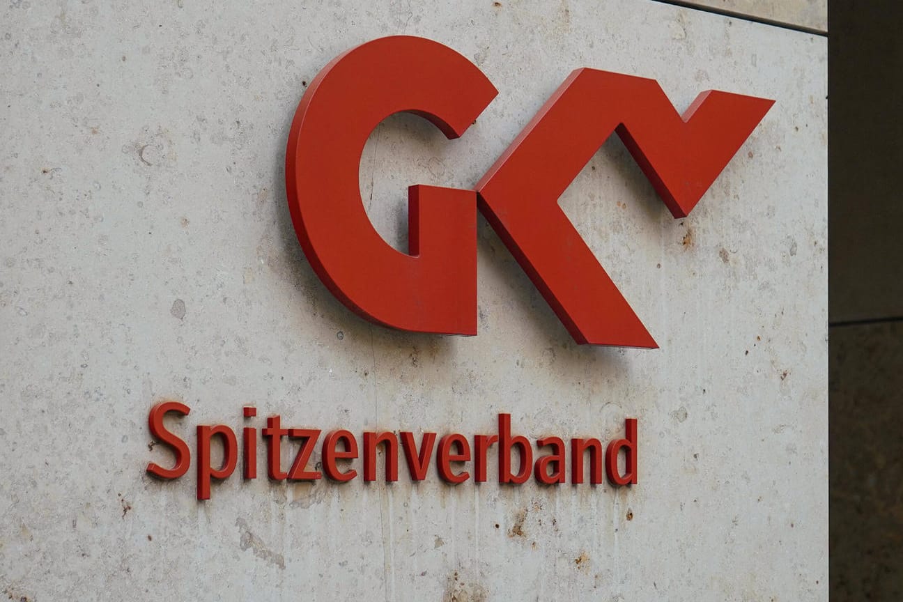 Logo vom Spitzenverband der Gesetzlichen Krankenkassen (Symbolbild): Die Krankenversicherungen mussten ein hohes Minus verkraften.