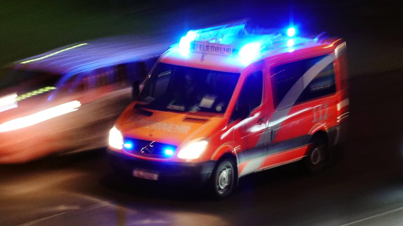Ein Rettungswagen der Berliner Feuerwehr (Symbolbild): Eine Frau in Berlin wurde mit schweren Verletzungen ins Krankenhaus eingeliefert, weil sie beim Einparken von einem Auto überrollt worden ist.