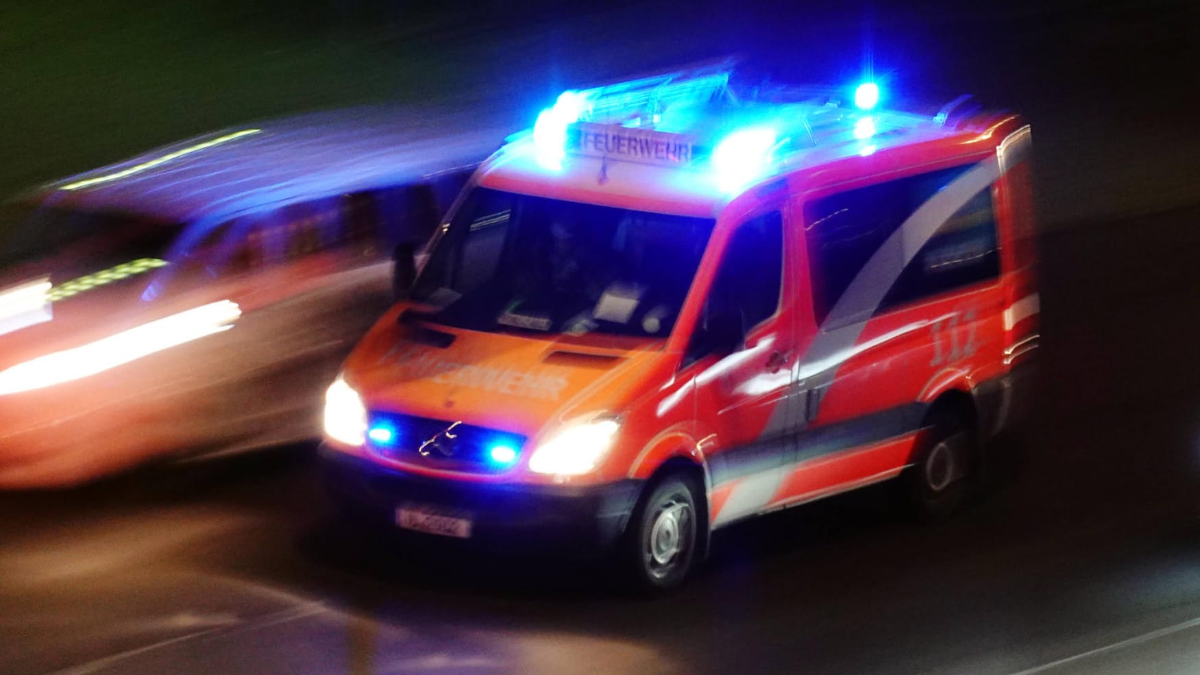 Ein Rettungswagen der Berliner Feuerwehr (Symbolbild): Eine Frau in Berlin wurde mit schweren Verletzungen ins Krankenhaus eingeliefert, weil sie beim Einparken von einem Auto überrollt worden ist. Ein Rettungswagen der Berliner Feuerwehr (Symbolbild): Eine Frau in Berlin wurde mit schweren Verletzungen ins Krankenhaus eingeliefert, weil sie beim Einparken von einem Auto überrollt worden ist.