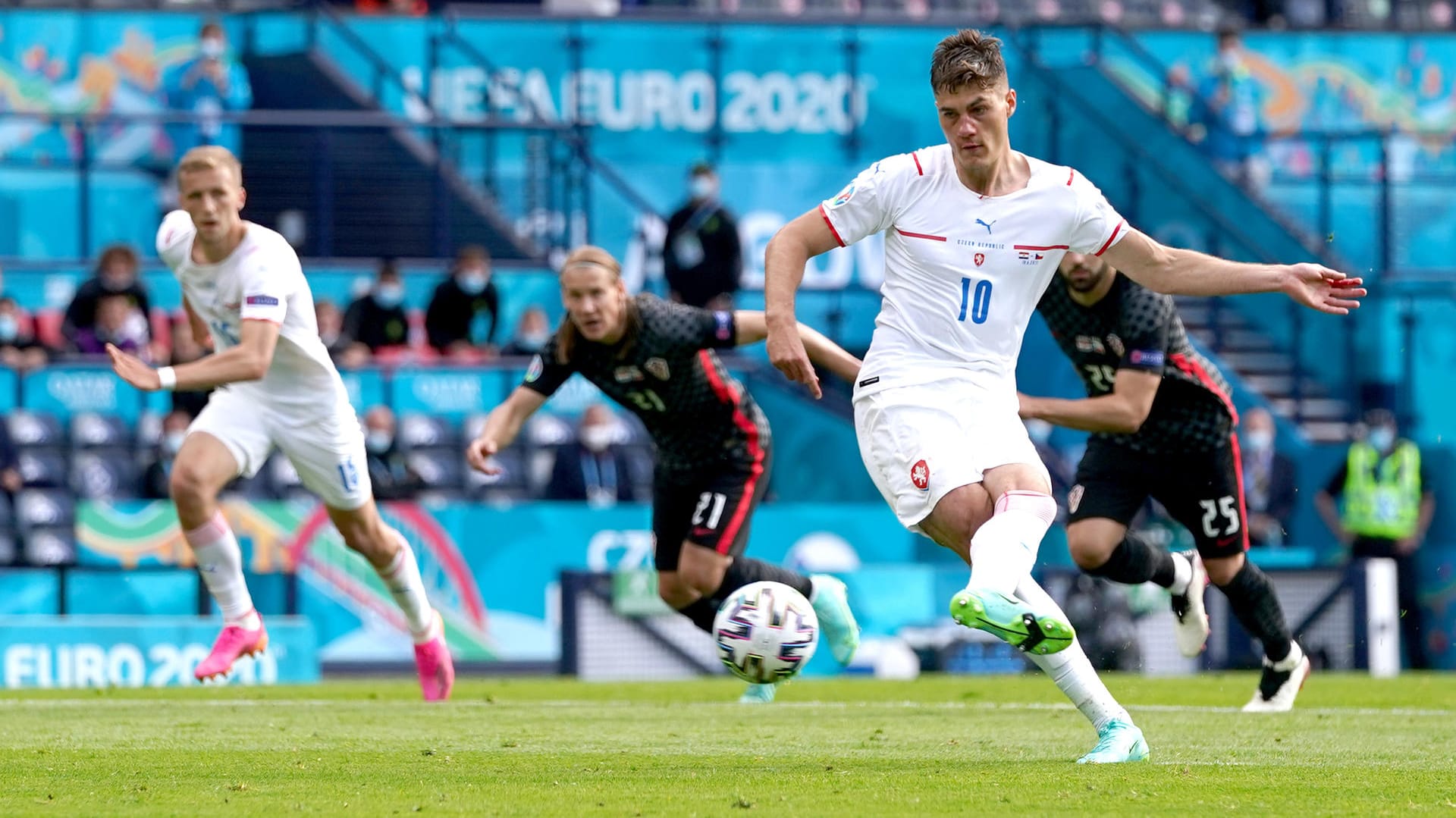 Vom Elfmeterpunkt: Patrik Schick (r.) erzielte gegen Kroatien das 1:0 für Tschechien.