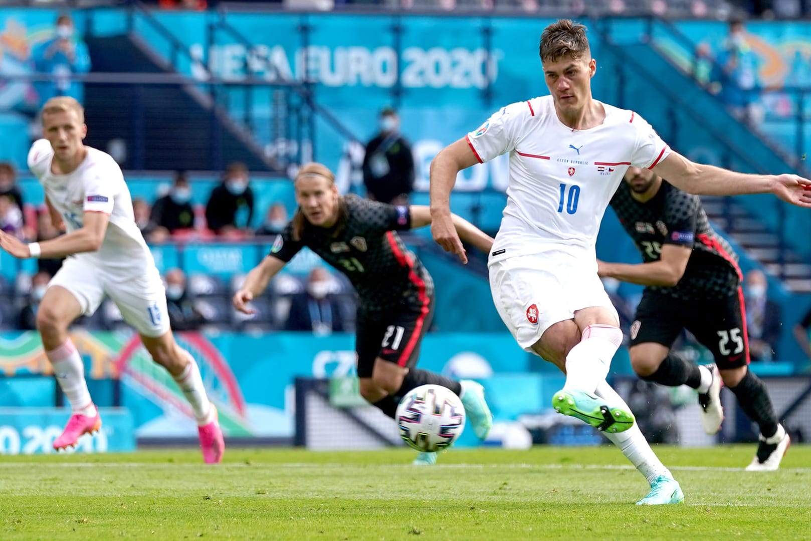 Vom Elfmeterpunkt: Patrik Schick (r.) erzielte gegen Kroatien das 1:0 für Tschechien.