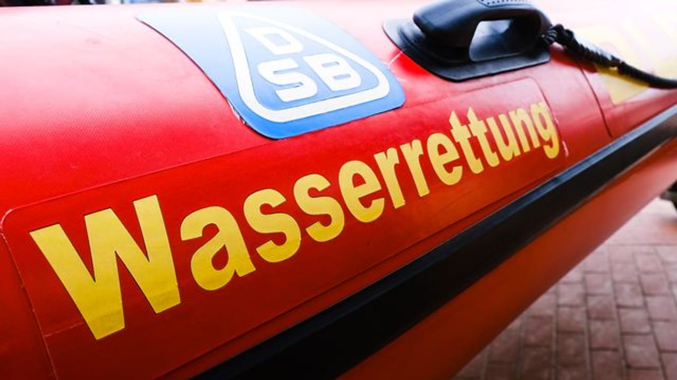 Der Schriftzug "Wasserrettung" ist auf einem DLRG-Rettungsboot zu lesen (Symbolbild): In Bremen ist es wieder zu einem tödlichen Badeunfall gekommen.
