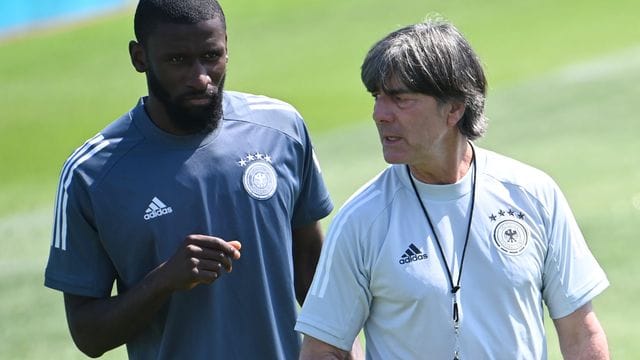 Joachim Löw (r) plant taktische Änderungen gegen Portugal.