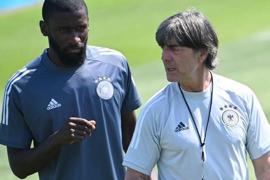 Joachim Löw (r) plant taktische Änderungen gegen Portugal.