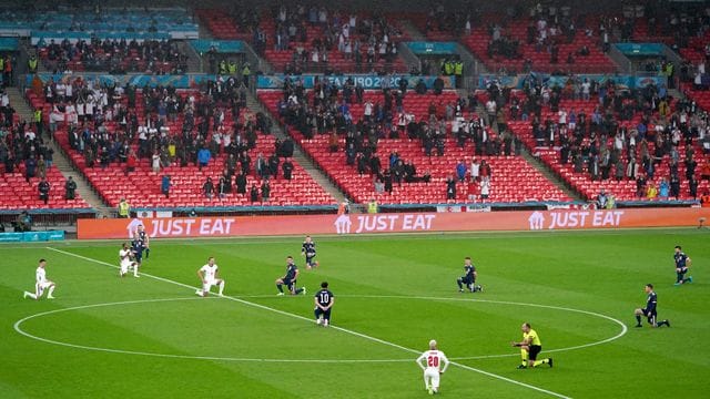 Die Engländer, die Schotten und das Schiedsrichtergespann knieten vor dem Spiel.