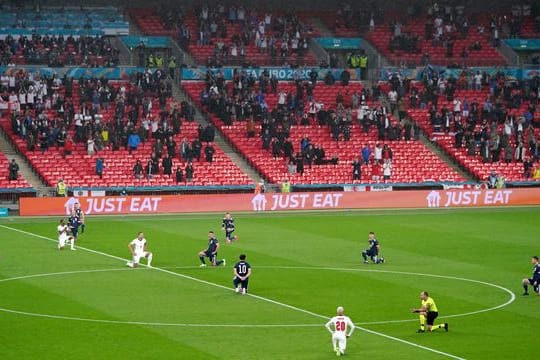 Die Engländer, die Schotten und das Schiedsrichtergespann knieten vor dem Spiel.