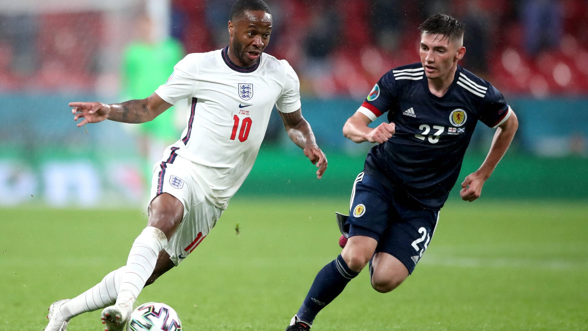 Englands Raheem Sterling wird eng bewacht von Billy Gilmour (v. l.): Schottland hat sich einen Punkt erkämpft.