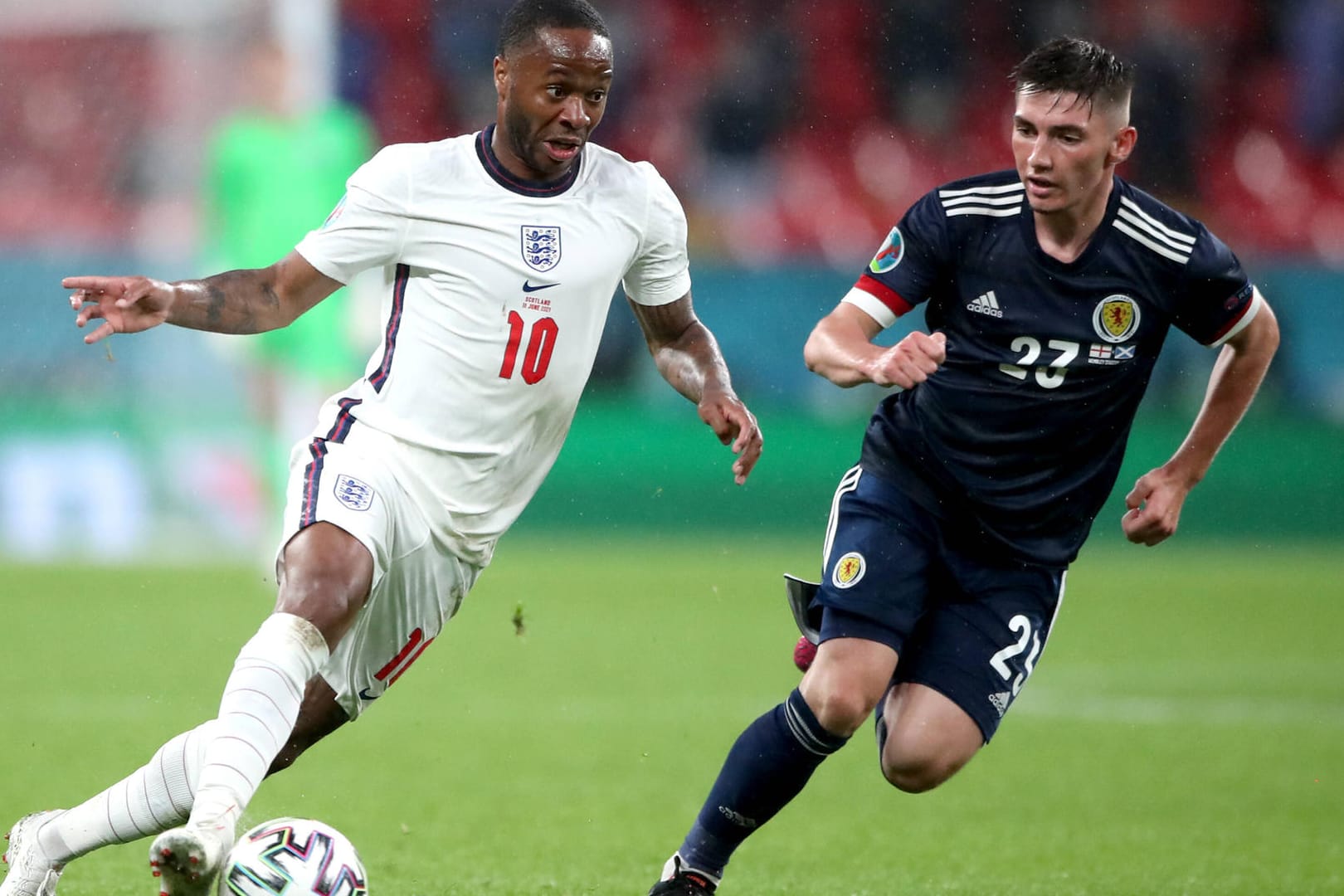 Englands Raheem Sterling wird eng bewacht von Billy Gilmour (v. l.): Schottland hat sich einen Punkt erkämpft.