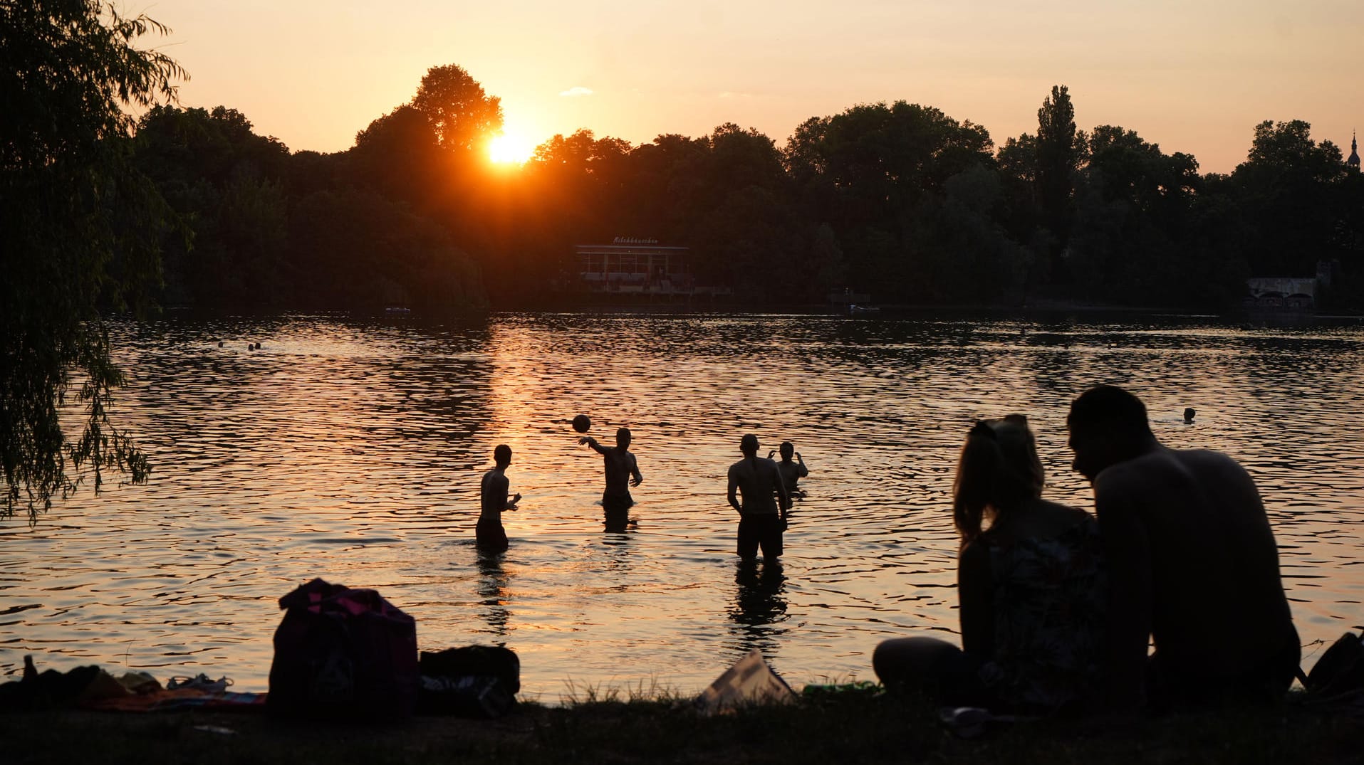 Berlin: Zahlreiche Menschen genießen den frühsommerlichen Abend am Weißen See. Am Wochenende bleibt es es heiß, aber es drohen auch schwere Unwetter. Berlin: Zahlreiche Menschen genießen den frühsommerlichen Abend am Weißen See. Am Wochenende bleibt es es heiß, aber es drohen auch schwere Unwetter.