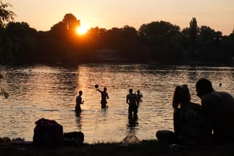 Berlin: Zahlreiche Menschen genießen den frühsommerlichen Abend am Weißen See. Am Wochenende bleibt es es heiß, aber es drohen auch schwere Unwetter.