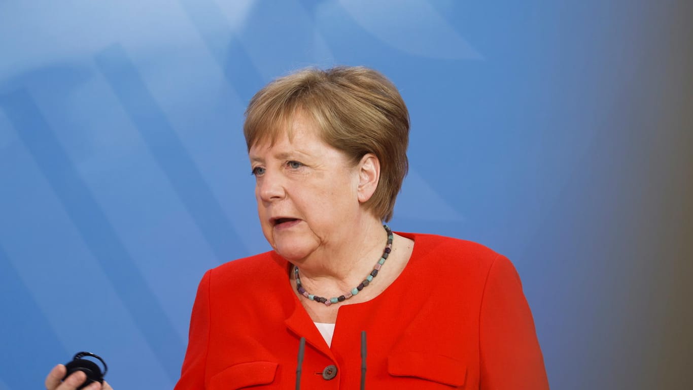 Bundeskanzlerin Angela Merkel bei einer Pressekonferenz in Berlin am Freitag. Sie zeigte sich skeptisch angesichts voller EM-Stadien.