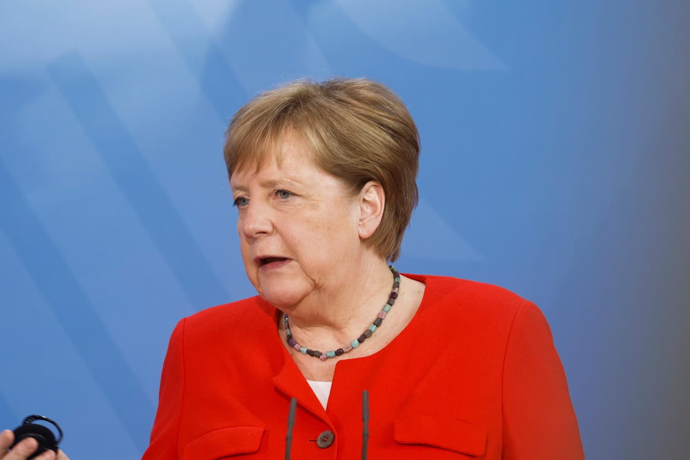 Bundeskanzlerin Angela Merkel bei einer Pressekonferenz in Berlin am Freitag. Sie zeigte sich skeptisch angesichts voller EM-Stadien.