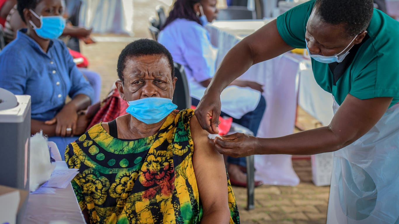 Eine Frau wird in Kampala in Uganda geimpft (Archivbild). In dem afrikanischen Land ist eine 42-tägige Ausgangssperre verhängt worden.