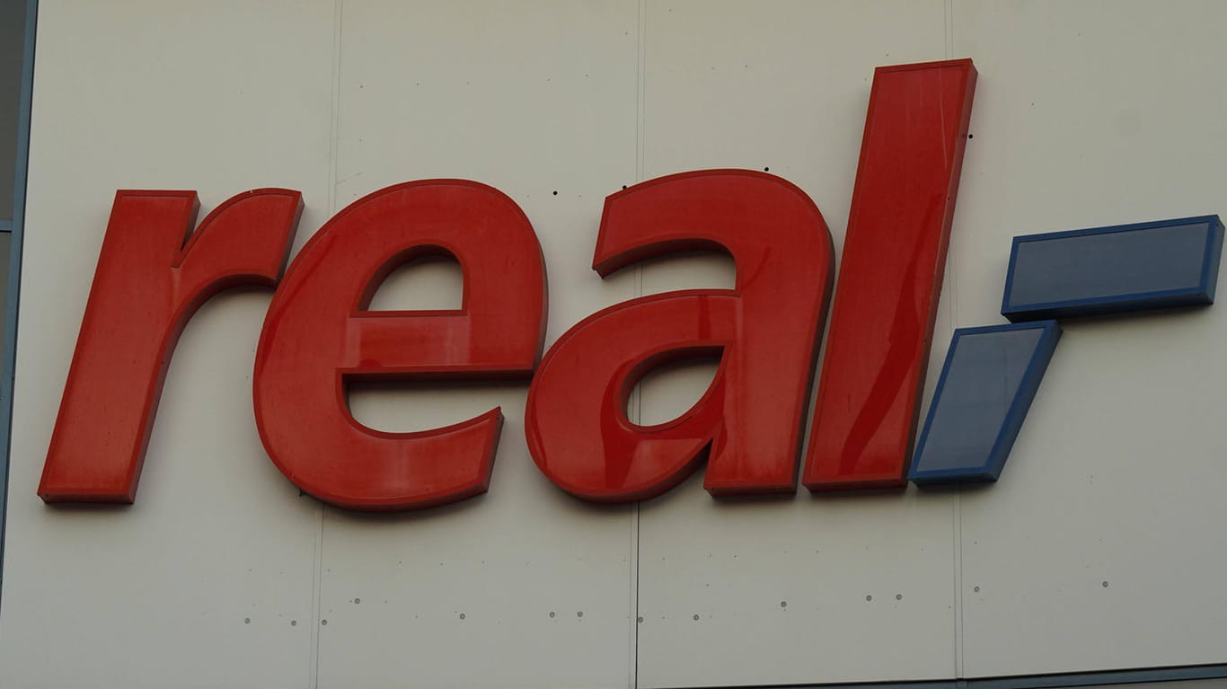 Real-Logo (Symbolbild): Rewe will zwei Märkte der Warenhauskette übernehmen.