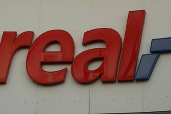 Real-Logo (Symbolbild): Rewe will zwei Märkte der Warenhauskette übernehmen.