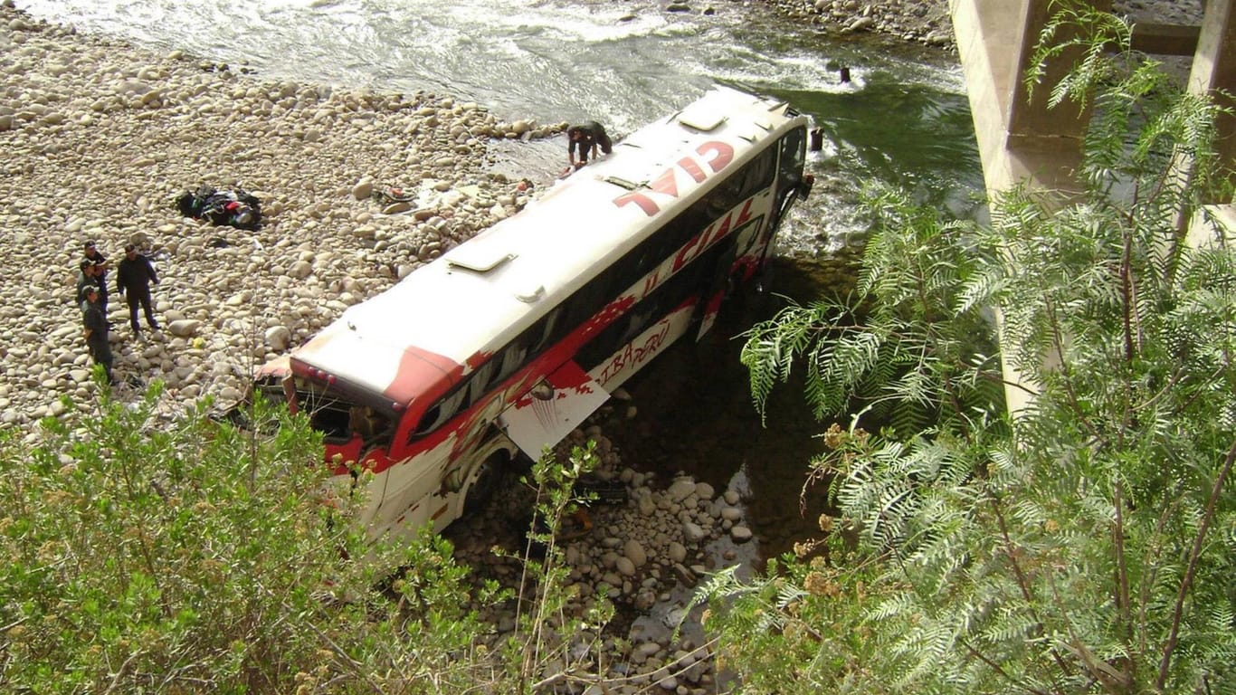 Immer wieder kommt es wie hier 2007 zu schlimmen Busunglücken in Peru (Archivbild). Am Freitag stürzte ein Bus 500 Meter in die Tiefe.